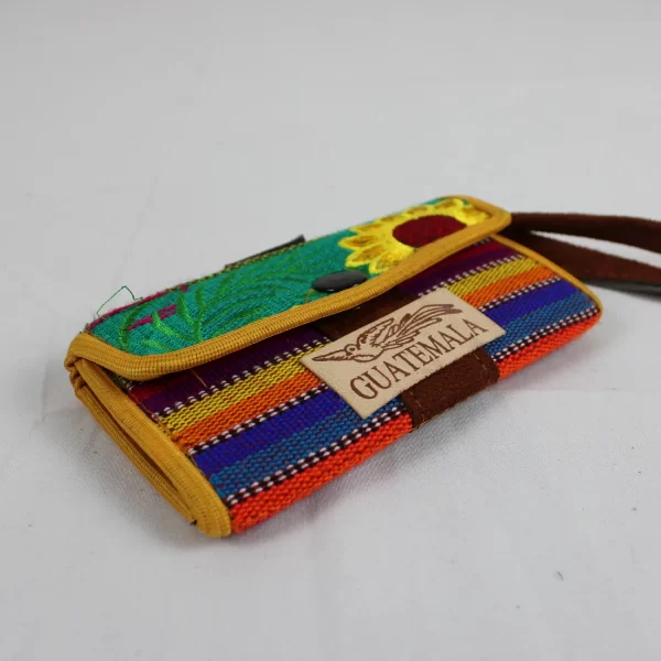 Bolsa hecha con fábrica típica de Guatemala. Multicolor amarillo