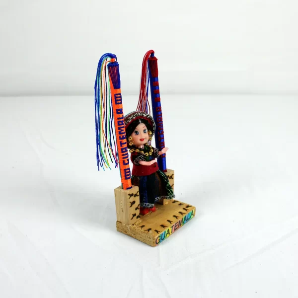 Muñeca con ropa típica de Guatemala. Incluye 2 lapiceros forrados a mano. Colores variados