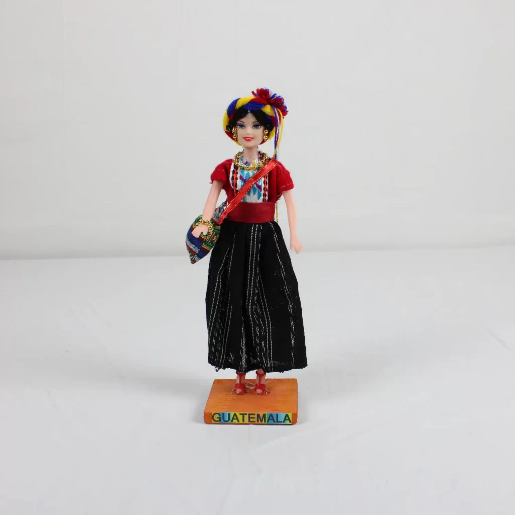 Muñeca hecha con traje típico de Guatemala. Con bolso colgando. Multicolor rojo blanco negro amarillo rojo