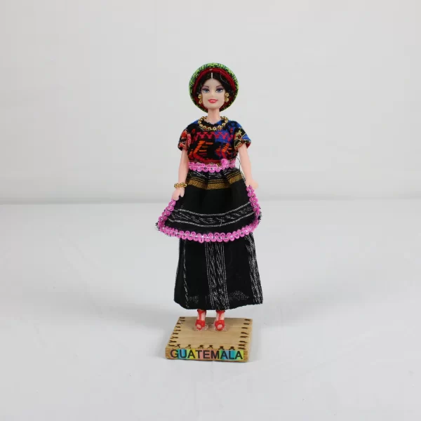 Muñeca hecha a mano con traje típico de Guatemala. Multicolor rosado negro amarillo