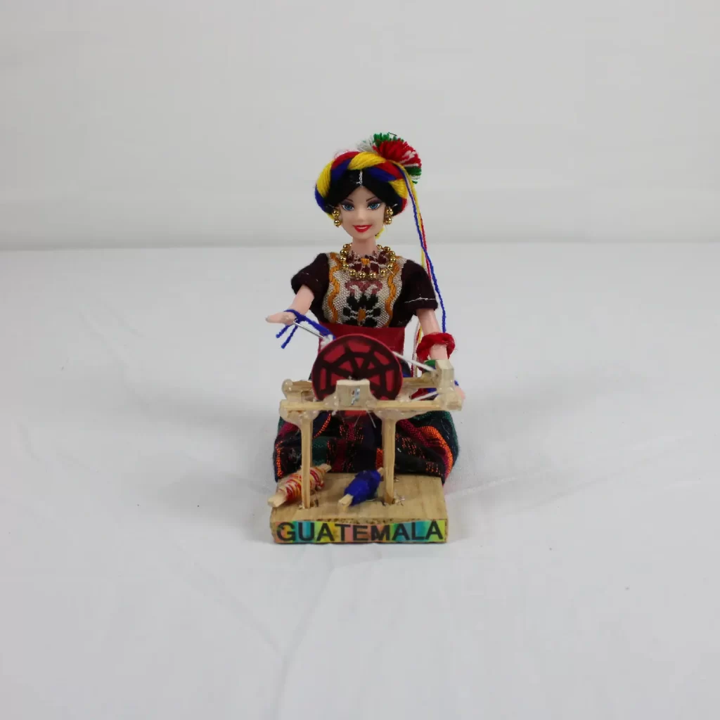 Muñeca hecha con traje típico de Guatemala. Tejiendo en telar. Multicolor rojo negro amarillo rojo