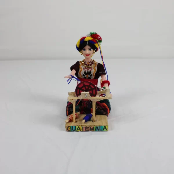 Muñeca hecha con traje típico de Guatemala. Tejiendo en telar. Multicolor rojo negro amarillo rojo