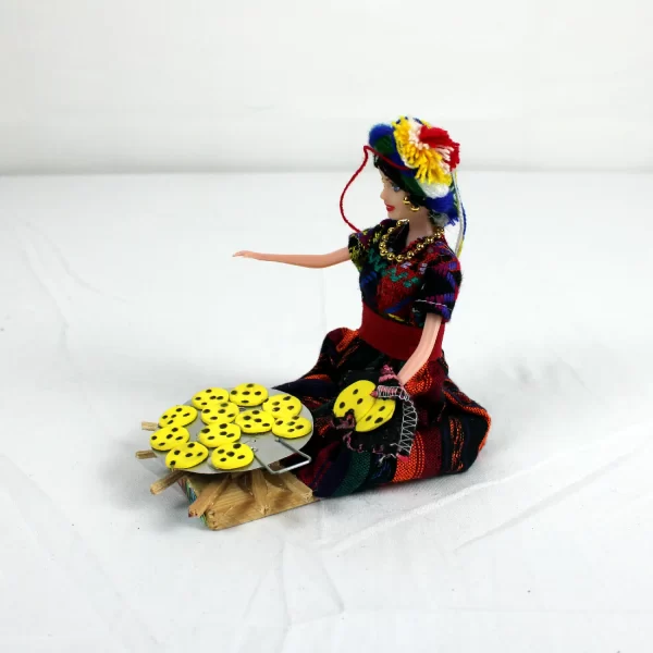 Muñeca hecha con traje típico de Guatemala. Tortillas. Multiluto negro azul anaranjado