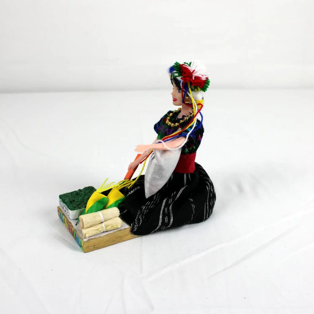 Muñeca hecha con traje típico de Guatemala. Vendedora de aguacates. Multiluto rojo negro verde