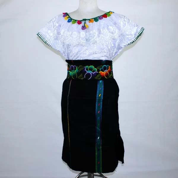 Traje típico de Guatemala, combinación de 3 piezas. Incluye el huipil, corte y la faja. Multiluto blanco, negro y jade. Trae fracciones de otros colores incluyendo amarillo, rojo, morado y verde.