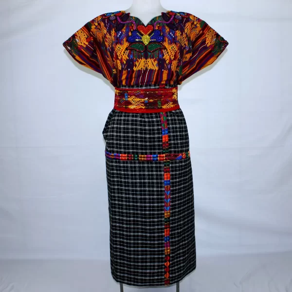 Traje típico de Guatemala, combinación de 3 piezas. Incluye el huipil, corte y la faja. Multicolor rojo naranja y negro.