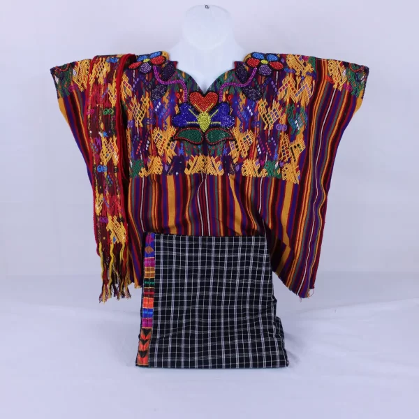 Traje típico de Guatemala con faja, corte y huipil. Estilo Sacatepéquez Rojo Naranja