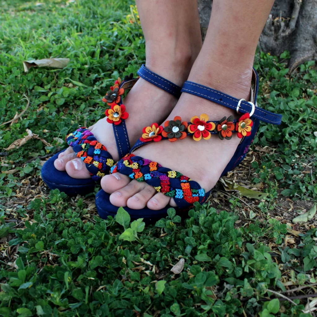 Pies usando zapatos típicos de Guatemala para mujer multicolor azul y anaranjado