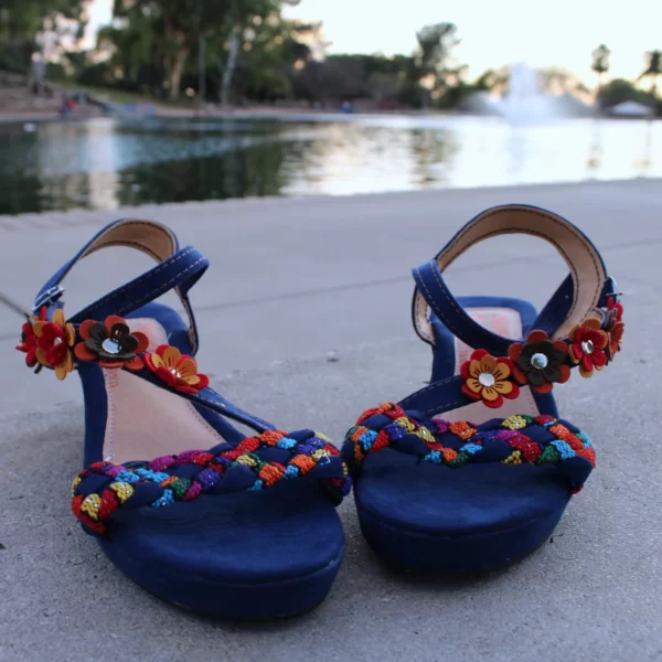 Zapatos típicos de Guatemala para mujer multicolor azul y anaranjado.